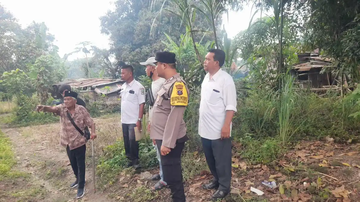 Bhabinkamtibmas Polsek Siantar Marihat Dampingi Pengecekan Batas Tanah, Cegah Potensi Sengketa