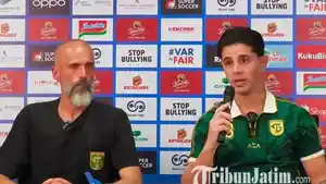 Kapten-Persebaya-Surabaya-Bruno-Moreira-dan-Pelatih-Persebaya-Eduardo-Perez-saat-jumpa-pers-2025.jpg