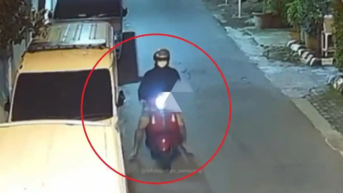 Detik Detik Pencuri Spion Mobil Terekam Kamera Cctv Beraksi Di Semarang