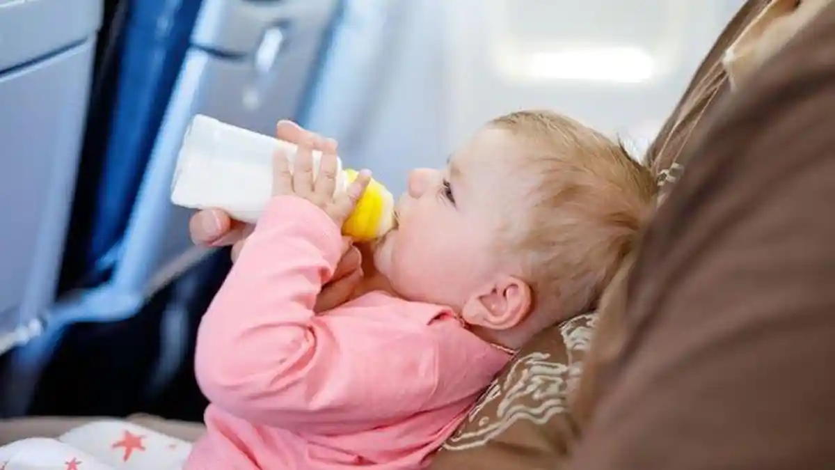 Berapa Usia Bayi yang Boleh Dibawa Naik Pesawat?