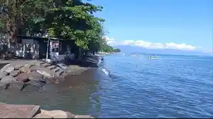 Suasana-pertemuan-antara-prajuru-desa-adat-dan-pegiat-konservasi-di-Pantai-Camplung-pada-Sabtu.jpg