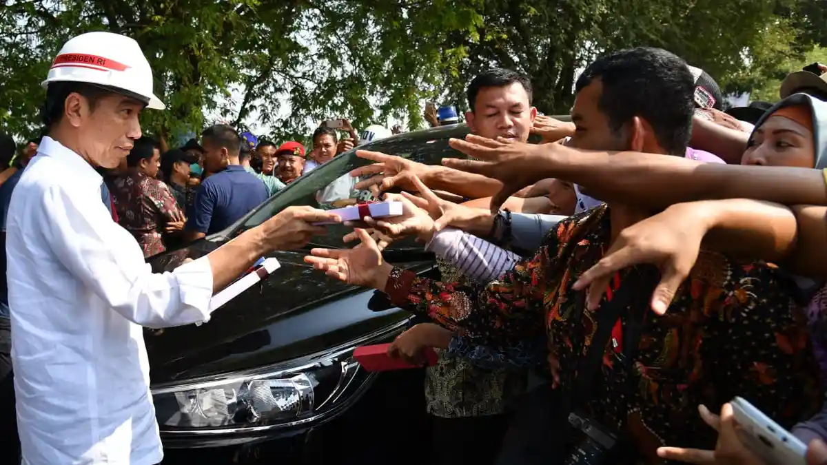 Jokowi Pastikan THR Daerah Akan Dibayarkan Tepat Waktu