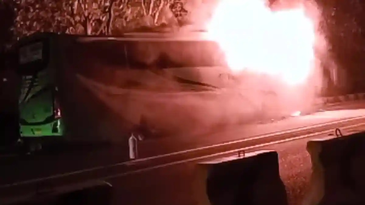 BREAKING NEWS! Bus Karunia Bakti Dibakar Orang Tak Dikenal