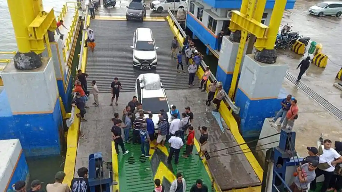 Antre Sejak Pagi, Penumpang Roro di Pelabuhan Punggur Belum juga Berangkat hingga Malam