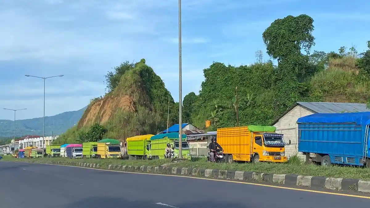 Antrean Panjang Solar Kembali Terjadi di SPBU Ringroad Sulut, Truk dan Bus Mengular Ratusan Meter