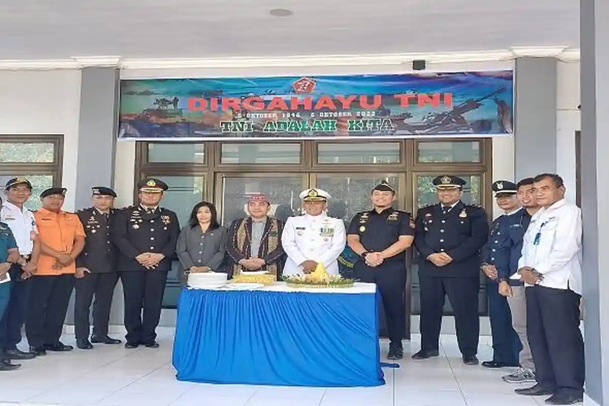 Pimpinan dan Staf Kantor Imigrasi Labuan Bajo Hadiri HUT TNI, Jaga Sinergi Antarinstansi