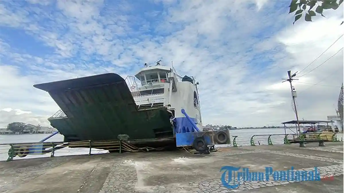Walkot Edi Minta Perusahaan Perbaiki Kerusakan Waterfront Taman Kapuas Akibat Tertabrak Kapal Feri