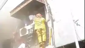 Tempat-kejadian-perkara-TKP-kebakaran-di-Jalan-Veteran.jpg