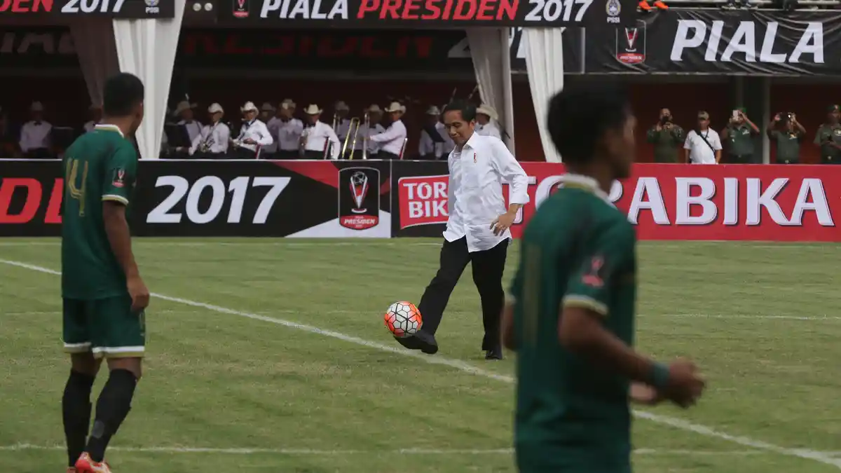 Cara Unik Suporter Menenangkan Diri Saat Presiden Akan Berpidato: Riuh Jadi Hening