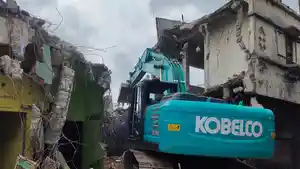 Operator-alat-berat-mulai-melakukan-perobohan-bangunan-Pajak-Tingkat.jpg