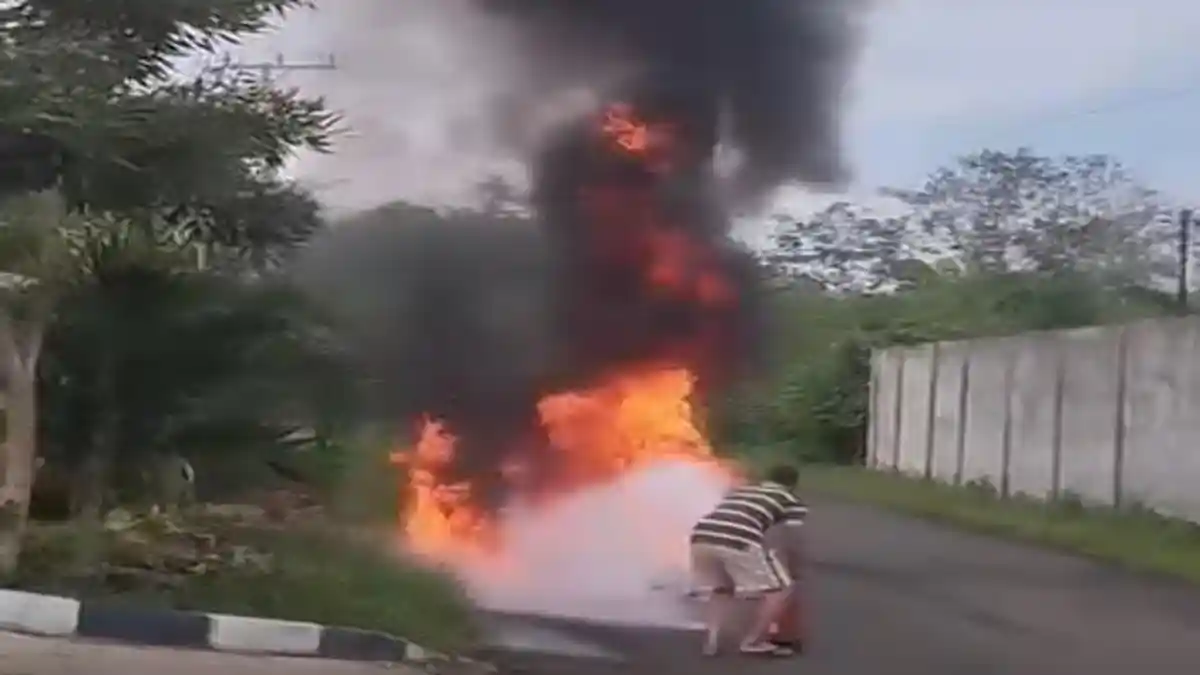 Motor Terbakar di Dekat SPBU Lubuklinggau, Diduga Korsleting Usai Isi BBM, Polisi Cari Pemilik Motor