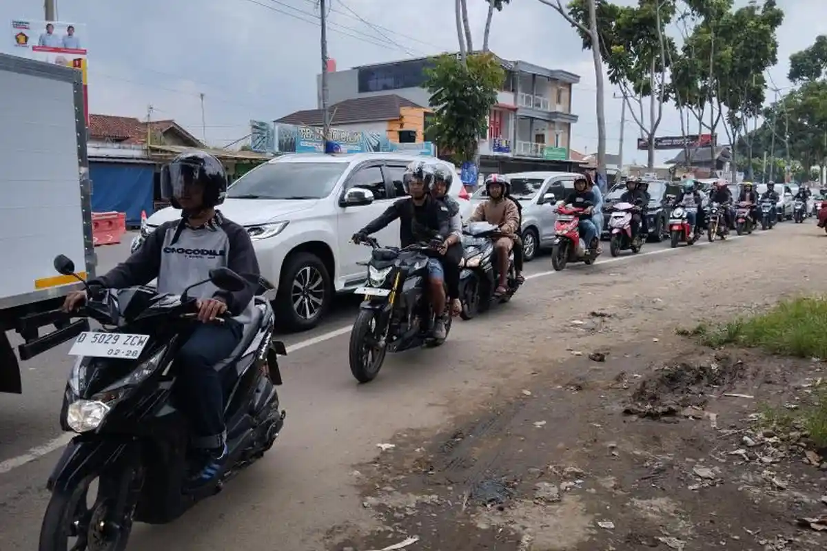Hari Ini Puncak Kepadatan Kendaraan Menuju Pacira Bandung, One Way Diberlakukan di Simpang Tiga Sadu