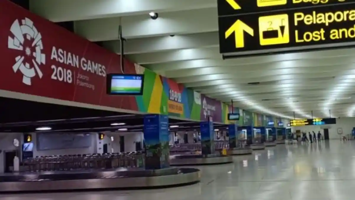 Di Tengah Pandemi Covid-19, Penumpang Berkerumun di Bandara Soetta