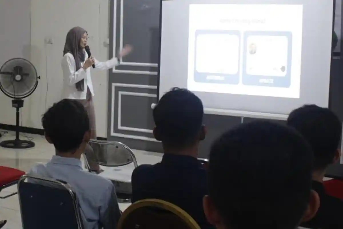 Mahasiswa KKN UPN Veteran Jatim Latih Karang Taruna Cara Membuat CV Menarik dan Jadi Konten Kreator