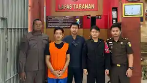 Jero-Dasaran-Alit-saat-memakai-rompi-oranye-dan-berada-di-Lapas-Tabanan.jpg