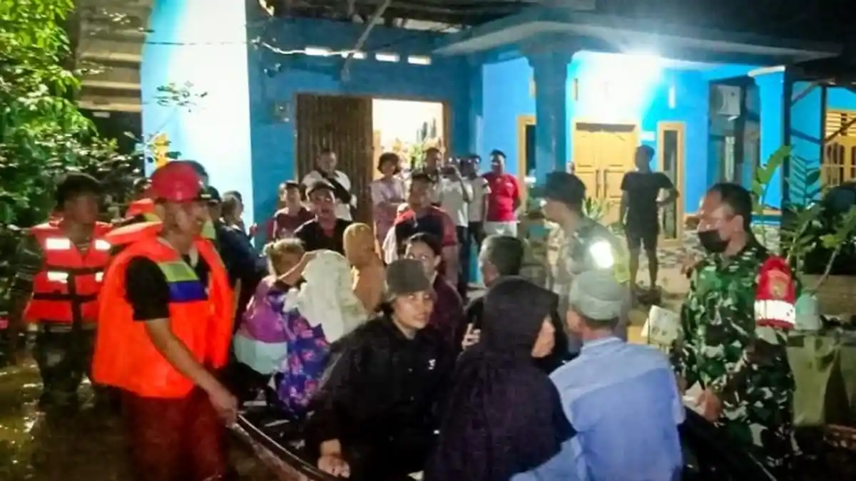 Babinsa Koramil 09/Telanaipura Bantu Warga Korban Banjir