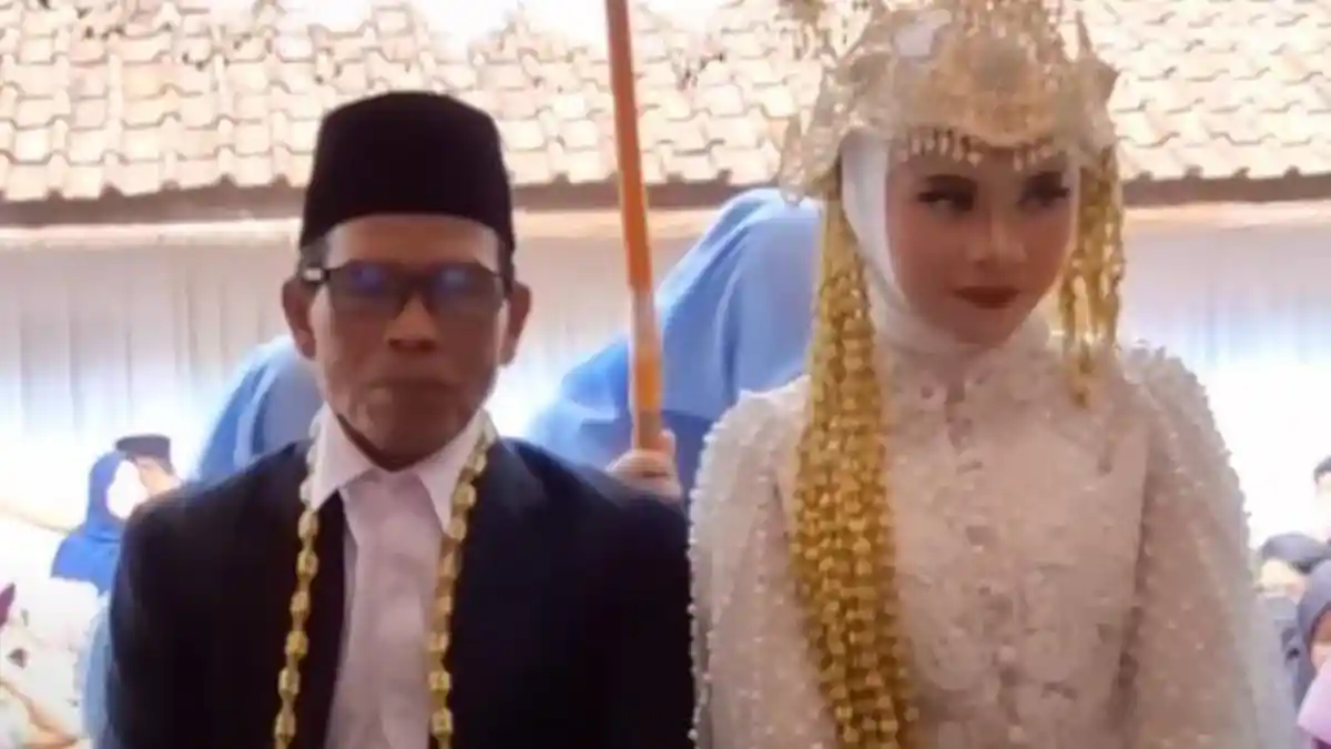 Kakek Nikahi Gadis Beda Usia 50 Tahun, Seserahan Kerbau hingga Kasur, Rombongan Pengantin Naik Pikap