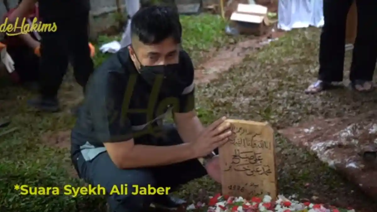 Irfan Hakim Terisak di Pusara Syekh Ali Jaber saat Pemakaman