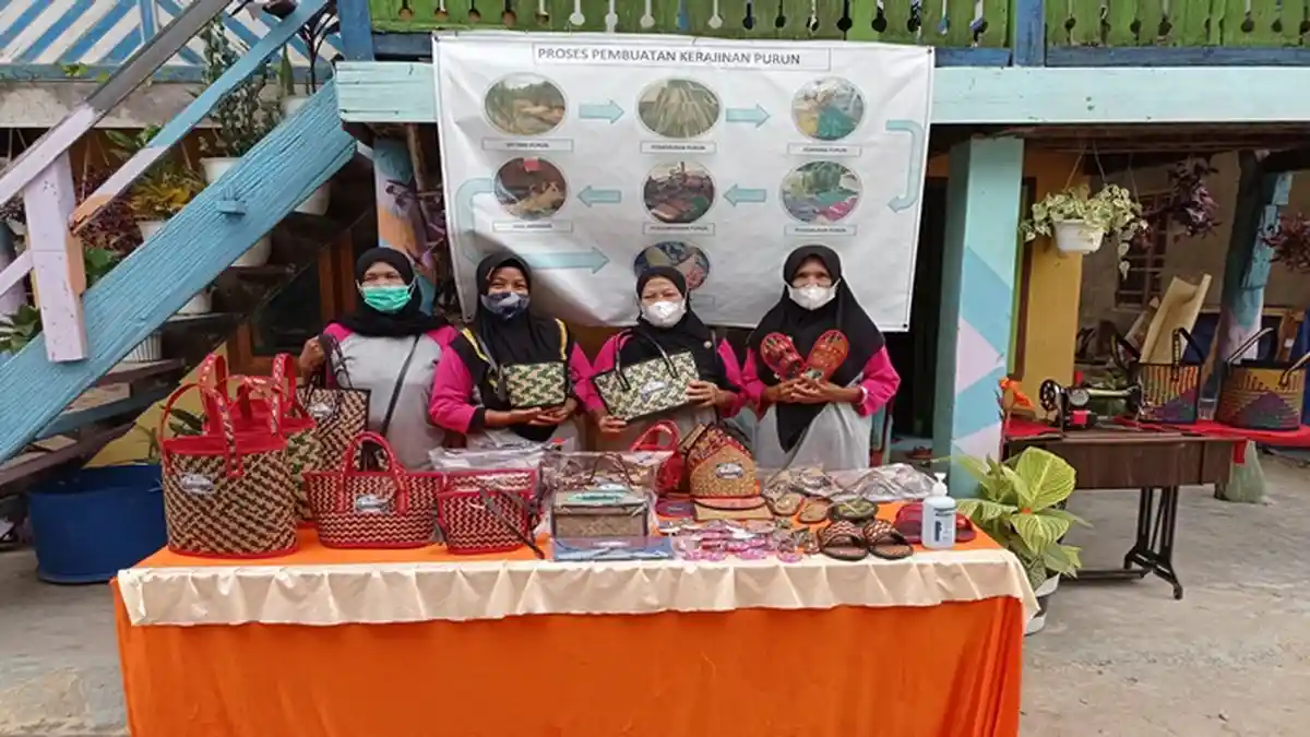 Wisatawan Malaysia dan Singapura Kepincut 'Oleh-oleh' Tikar Purun dari Burai
