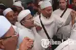 habib-rizieq-saat-tiba-di-bandara-juanda-surabaya_20170411_125527.jpg