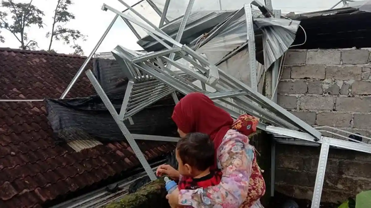 Angin Puting Beliung Terjadi di Karang Karangpandan, Kades: Atap 15 Rumah Rusak