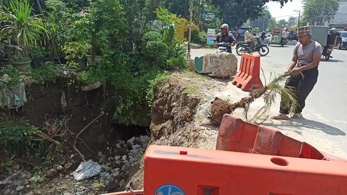 Selang Tiga Hari Tepi Jembatan Adam Malik Ambruk, Warga Pindahkan Bunga yang Jatuh