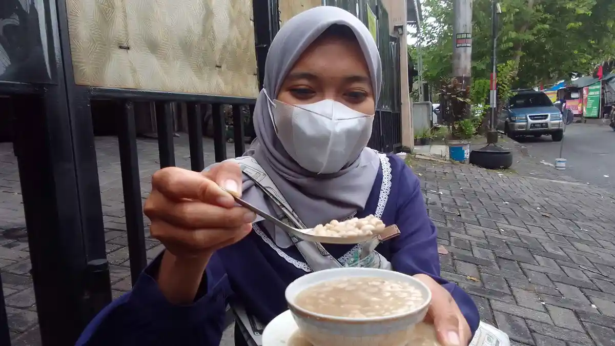 Manisnya Wedang Kacang Tanah Kapuran Semarang, Bikin Pembeli Rela Antre
