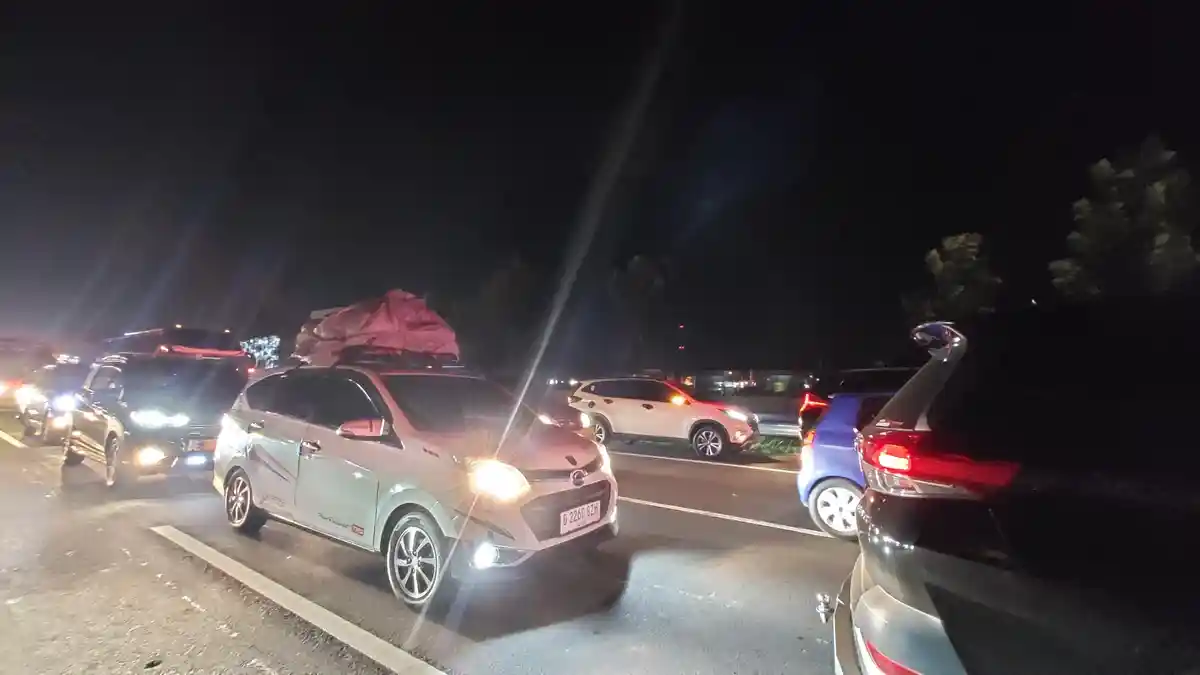 Banyak Pemudik Beristirahat di Bahu Jalan Tol Cikopo-Palimanan
