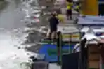 Balap Burung Dara di Gemari Warga Bantaran Kali Ciliwung 
