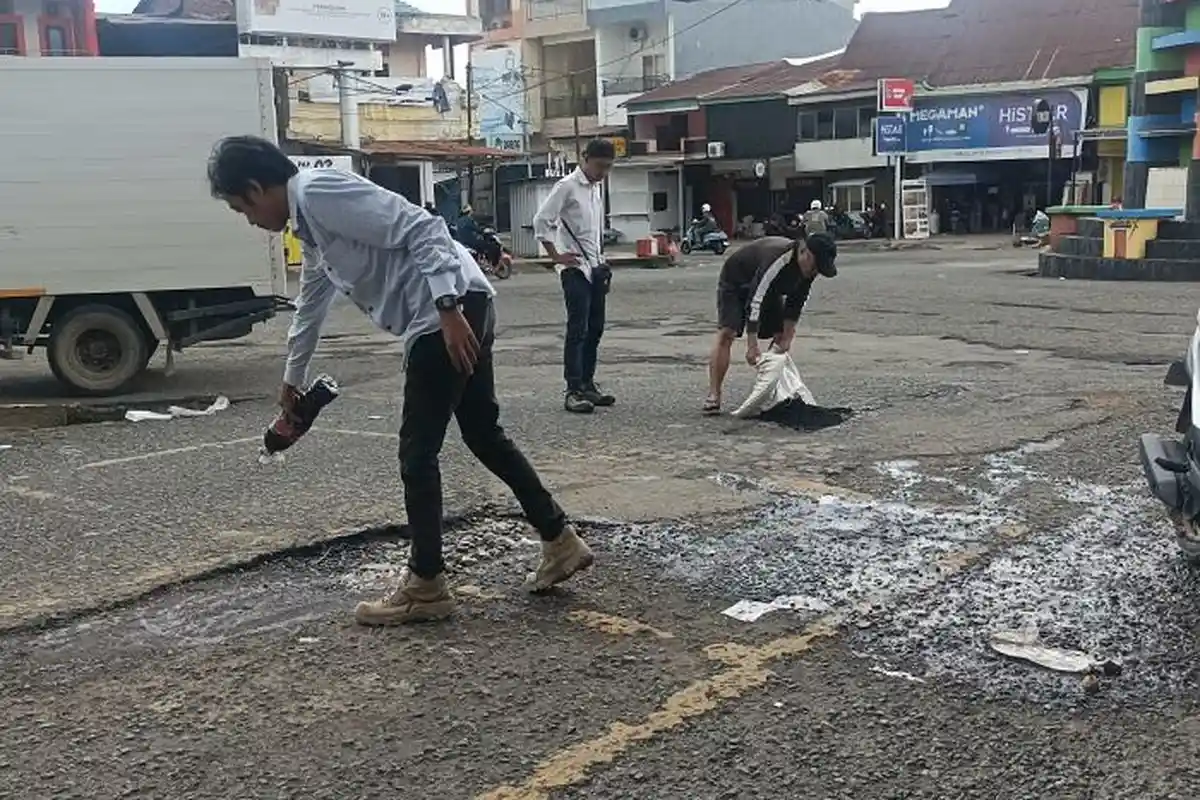 Jelang Mudik, Dinas Bina Marga Getol Lakukan Penambalan Jalan Lubang di Bone