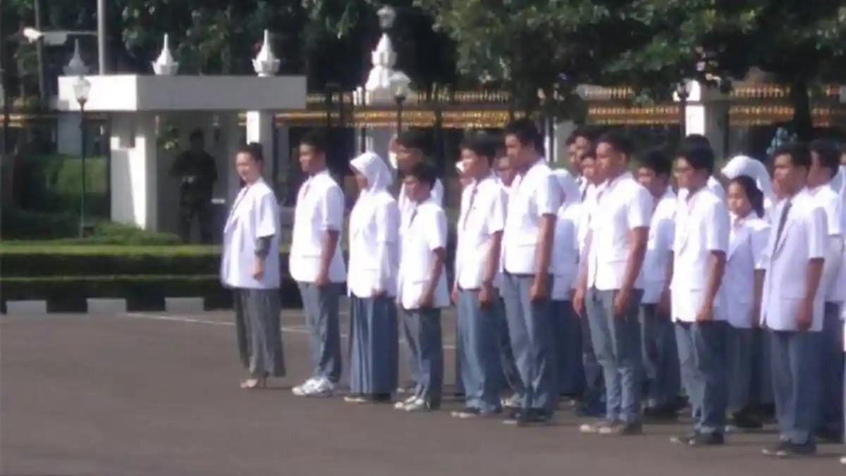 Zaskia Gotik Berpeluh Saat Ikuti Upacara bersama Puluhan Pelajar SMA