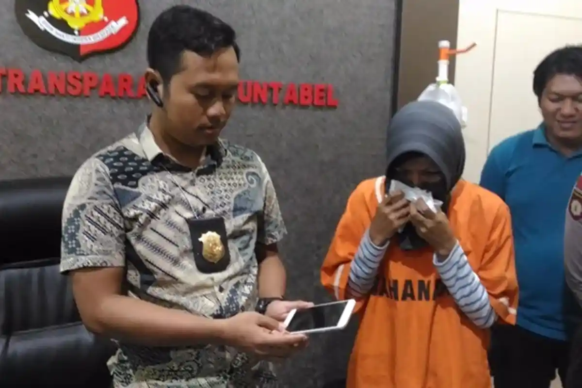 Begini Gerak-gerik Pencuri Wanita Ini Sebelum Beraksi di MBK