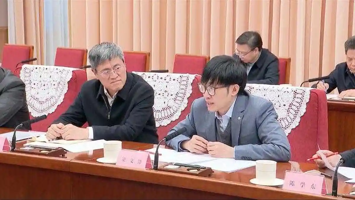 Sosok Asli Liang Wenfeng, Pendiri DeepSeek AI China Pesaing ChatGPT, Duduk di Samping PM Li Qiang