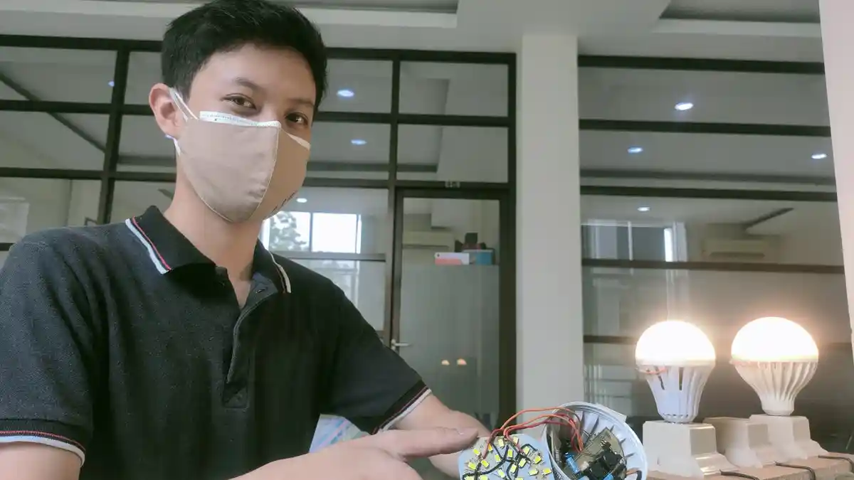 Temuan Cerdas Mahasiswa ISTTS Ubah Bohlam Lampu Bekas Jadi Smart Bulb