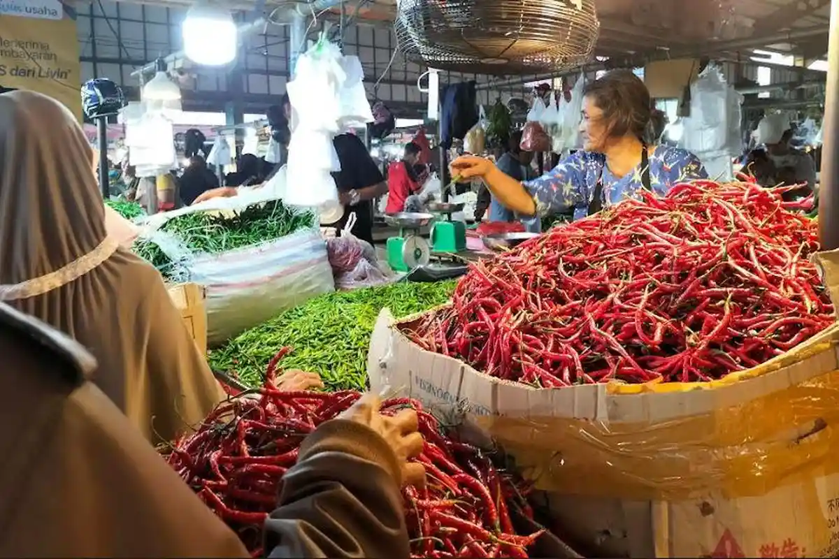 Stok Cabai Merah di Pasar Angso Duo Melimpah