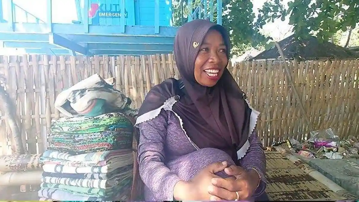 Sosok Baiq Mahnep, Emak-emak Pedagang Asongan Viral Bisa Bicara 8 ...