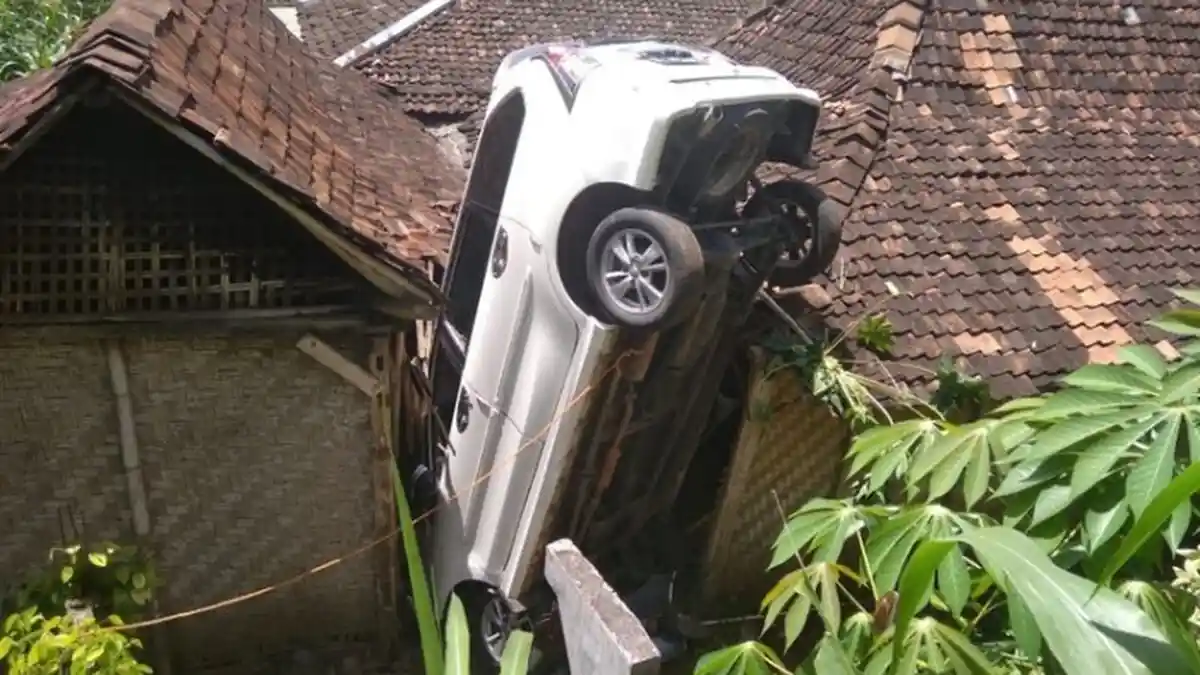 Mobil Avanza Terjun Timpa Rumah Warga di Gunungkidul, Sempat Melaju Tak Terkendali