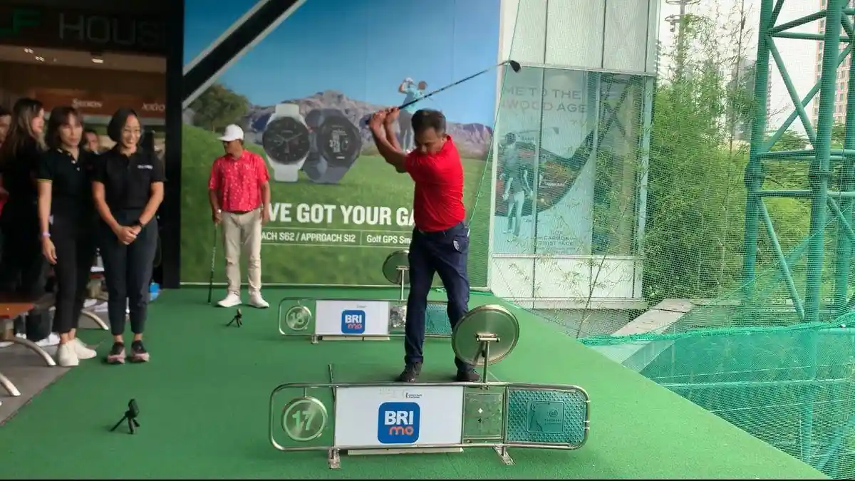 Teknologi Approach R10 Bikin Golf Bisa Dimainkan di Semua Tempat, Melatih Ayunan Golf Secara Virtual