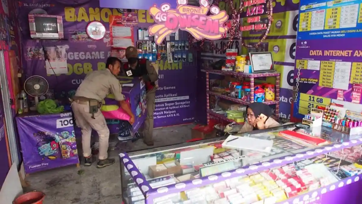 Kios Miliknya Digusur Satpol PP, Tangisan Nunung Pecah : Saya Punya Suratnya