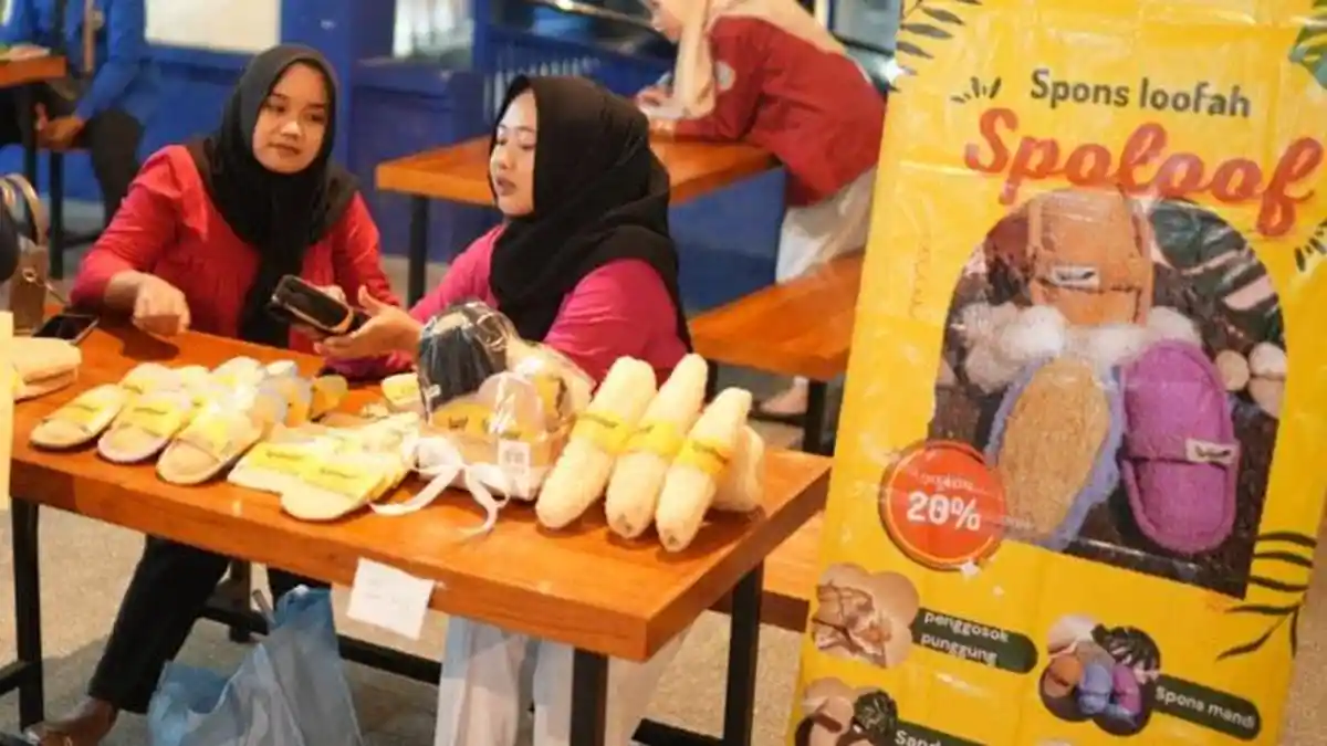 Mahasiswi Jember Ini Bikin Sandal dari Bahan Dasar Gambas, Beri Nama Spoloof