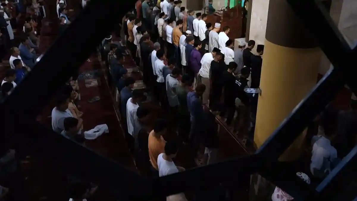 Parade Foto Tarawih Perdana di Masjid Raya Bandung