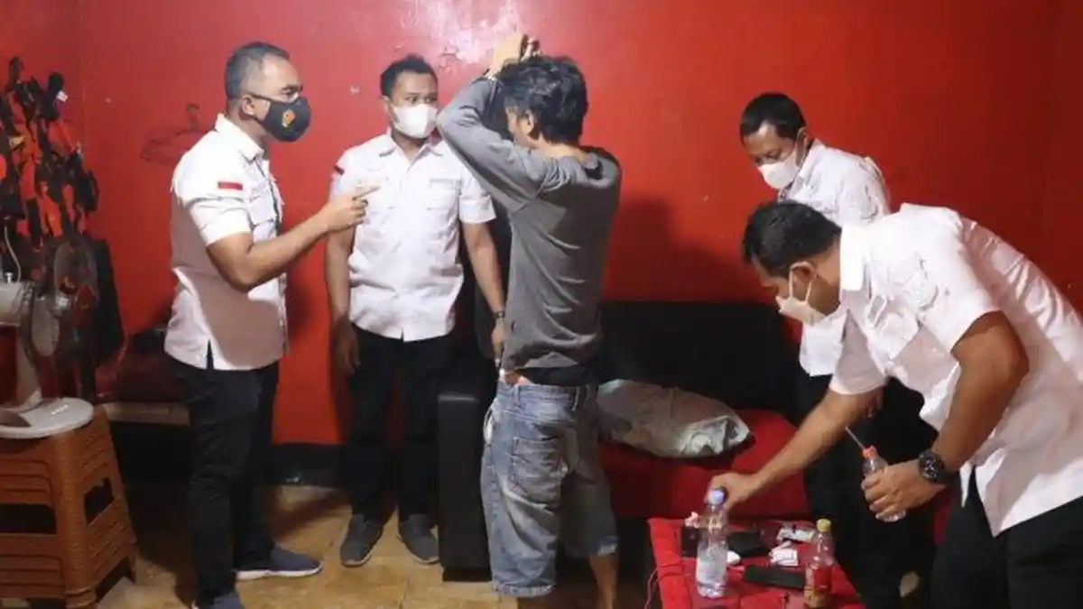 Polisi Gerebek Markas Ormas PP di Tangerang, Ada yang Kedapatan Nyabu dan Mobil Penuh Botol Miras