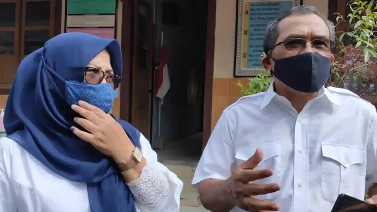 Kompak Pakai Baju Putih-Hitam, Calon Bupati dan Bupati Blora Nyoblos di TPS 1 Kunden