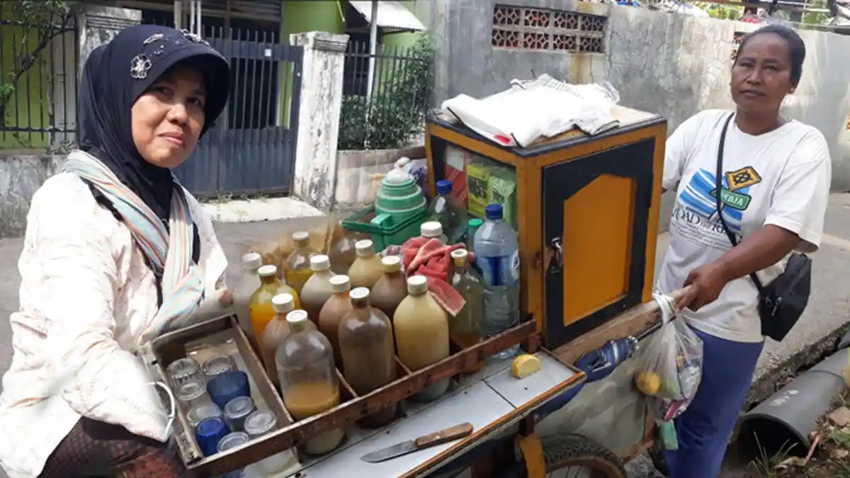 Dua Ibu Penjual Jamu Asal Wonogiri Ini Tetap Kerja Bantu Suami di Hari Kartini