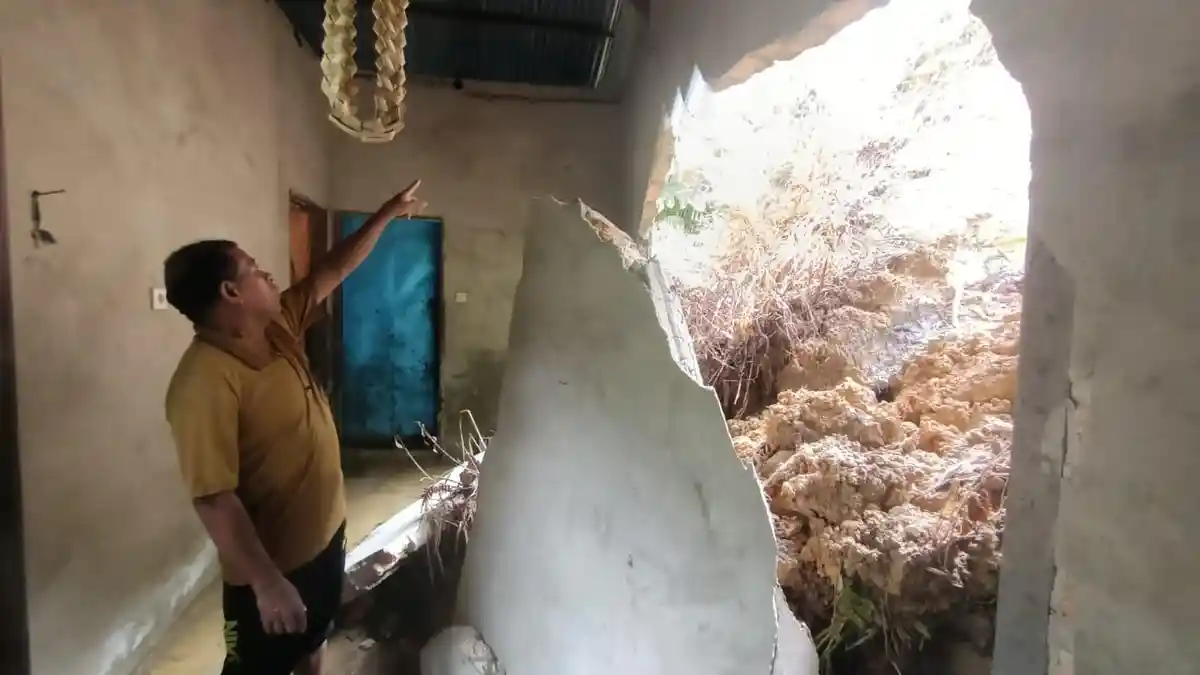 BREAKING NEWS Dinding Rumah Warga di Tarakan, Kalimantan Utara Jebol Diterjang Longsor 