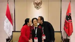 Puan-dan-Nanan-Cium-Megawati-di-Kongres-PDIP-Bali.jpg
