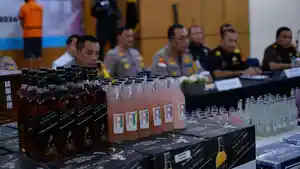 bea-cukai-batam-tindak-puluhan-ribu-botol-miras-ilegal-asal-singapura.jpg
