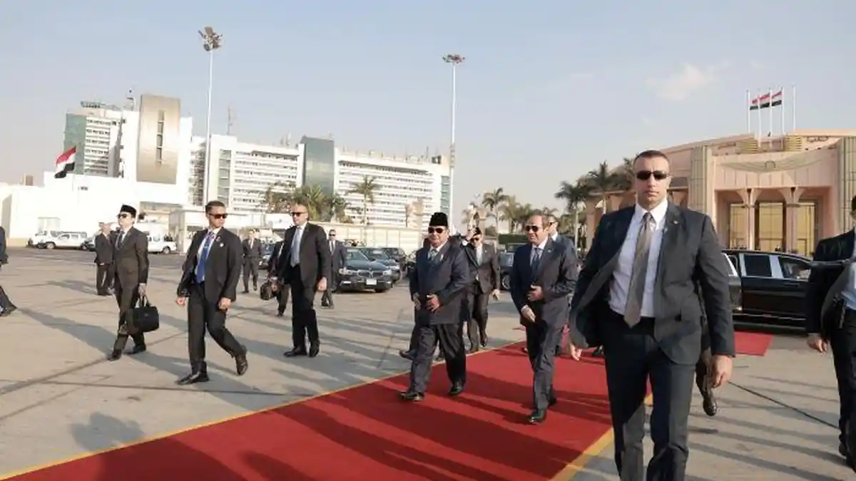 Penghormatan Khusus, Presiden Mesir El-Sisi Dampingi Prabowo Hingga Tangga Pesawat