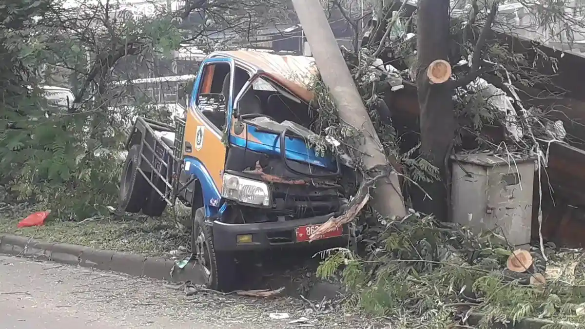 BREAKING NEWS - Truk Sampah Tabrak Tiang Listrik di Jalan Alternatif Sentul, Listrik Langsung Padam