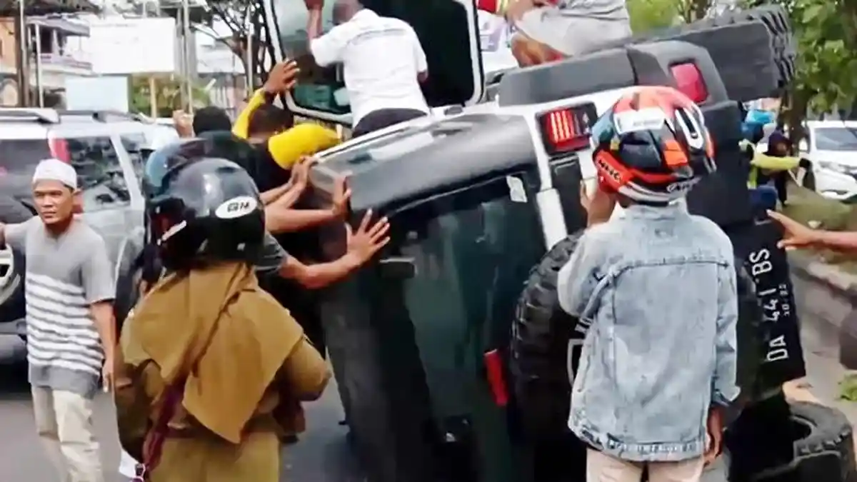 Rubicon Terguling di Jalan A Yani Km 9 Kertak Hanyar Kalsel Setelah Senggol Median